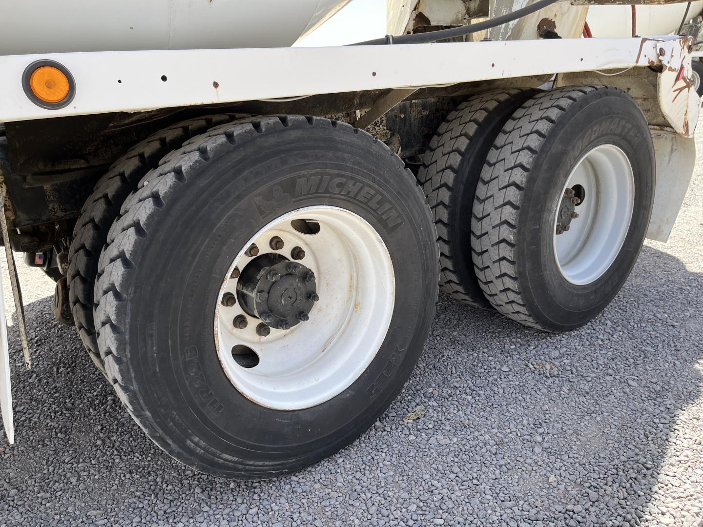 ./imagenes/INVOICE/2019/18041/CAMION INTERNATIONAL CON EQUIPO REVOLVEDOR MACNEILUS (19).JPG